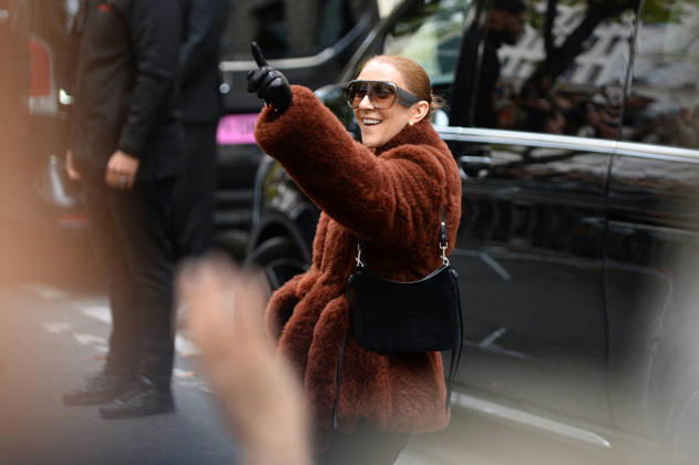 Céline Dion greets her fans as she leaves the Royal Monceau hotel in Paris, before heading to La Plenitude Arena in Paris La Défense to continue her concert series on October 9, 2026. The night before, the Quebec star stumbled on stage and then forgot some of the lyrics to her song, Pour que tu m’aimes encore during the finale of her show. Clément Prioli, Bestimage. Céline Dion greets fans as she leaves the Royal Monceau Hotel in Paris, before heading to the Paris La Défense Arena to continue her concert series on October 9, 2026. The previous evening, the Quebec star stumbled on stage and forgot some of the lyrics to her song Pour que tu m’aimes encore during the show’s finale. Paris, France Copyright: xClà mentxPrioli BestimagexClà mentxPrioli Bestimagex