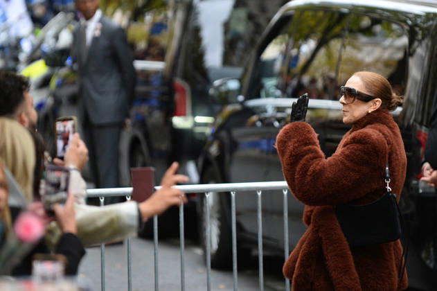 Céline Dion greets her fans as she leaves the Royal Monceau hotel in Paris, before heading to La Plenitude Arena in Paris La Défense to continue her concert series on October 9, 2026. The night before, the Quebec star stumbled on stage and then forgot some of the lyrics to her song, Pour que tu m’aimes encore during the finale of her show. Clément Prioli, Bestimage. Céline Dion greets fans as she leaves the Royal Monceau Hotel in Paris, before heading to the Paris La Défense Arena to continue her concert series on October 9, 2026. The previous evening, the Quebec star stumbled on stage and forgot some of the lyrics to her song Pour que tu m’aimes encore during the show’s finale. Paris, France Copyright: xClà mentxPrioli BestimagexClà mentxPrioli Bestimagex