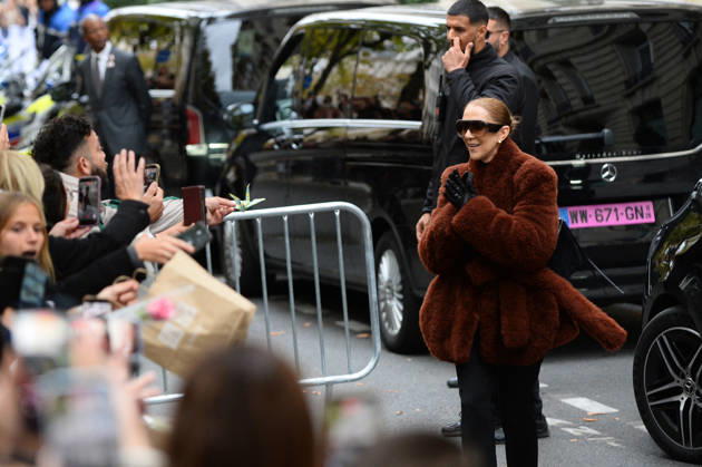 Céline Dion greets her fans as she leaves the Royal Monceau hotel in Paris, before heading to La Plenitude Arena in Paris La Défense to continue her concert series on October 9, 2026. The night before, the Quebec star stumbled on stage and then forgot some of the lyrics to her song, Pour que tu m’aimes encore during the finale of her show. Clément Prioli, Bestimage. Céline Dion greets fans as she leaves the Royal Monceau Hotel in Paris, before heading to the Paris La Défense Arena to continue her concert series on October 9, 2026. The previous evening, the Quebec star stumbled on stage and forgot some of the lyrics to her song Pour que tu m’aimes encore during the show’s finale. Paris, France Copyright: xClà mentxPrioli BestimagexClà mentxPrioli Bestimagex