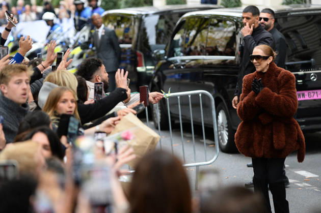 Céline Dion greets her fans as she leaves the Royal Monceau hotel in Paris, before heading to La Plenitude Arena in Paris La Défense to continue her concert series on October 9, 2026. The night before, the Quebec star stumbled on stage and then forgot some of the lyrics to her song, Pour que tu m’aimes encore during the finale of her show. Clément Prioli, Bestimage. Céline Dion greets fans as she leaves the Royal Monceau Hotel in Paris, before heading to the Paris La Défense Arena to continue her concert series on October 9, 2026. The previous evening, the Quebec star stumbled on stage and forgot some of the lyrics to her song Pour que tu m’aimes encore during the show’s finale. Paris, France Copyright: xClà mentxPrioli BestimagexClà mentxPrioli Bestimagex