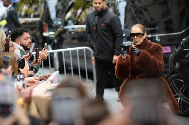 Céline Dion greets her fans as she leaves the Royal Monceau hotel in Paris, before heading to La Plenitude Arena in Paris La Défense to continue her concert series on October 9, 2026. The night before, the Quebec star stumbled on stage and then forgot some of the lyrics to her song, Pour que tu m’aimes encore during the finale of her show. Clément Prioli, Bestimage. Céline Dion greets fans as she leaves the Royal Monceau Hotel in Paris, before heading to the Paris La Défense Arena to continue her concert series on October 9, 2026. The previous evening, the Quebec star stumbled on stage and forgot some of the lyrics to her song Pour que tu m’aimes encore during the show’s finale. Paris, France  Copyright: xClÃ mentxPrioli BestimagexClÃ mentxPrioli Bestimagex