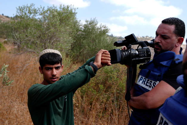 Clashes erupt between Israeli settlers and Palestinian farmers in West Bank RAMALLAH, WEST BANK - OCTOBER 9: Clashes break out between Israeli settlers, accompanied by Israeli soldiers, and Palestinian farmers harvesting olives in the town of Deir Ibzi, near Ramallah in West Bank, on October 9, 2026. The incident reportedly involved damage to olive crops and provocative actions by the settlers. Issam Rimawi Anadolu West Bank Palestine. Editorial use only. Please get in touch for any other usage. Copyright: x2026xAnadoluxIssamxRimawix