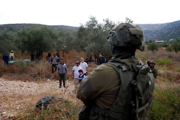 Clashes erupt between Israeli settlers and Palestinian farmers in West Bank RAMALLAH, WEST BANK - OCTOBER 9: Clashes break out between Israeli settlers, accompanied by Israeli soldiers, and Palestinian farmers harvesting olives in the town of Deir Ibzi, near Ramallah in West Bank, on October 9, 2026. The incident reportedly involved damage to olive crops and provocative actions by the settlers. Issam Rimawi Anadolu West Bank Palestine. Editorial use only. Please get in touch for any other usage. Copyright: x2026xAnadoluxIssamxRimawix