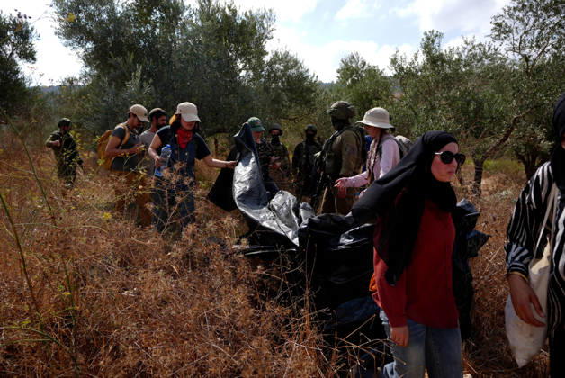 Clashes erupt between Israeli settlers and Palestinian farmers in West Bank RAMALLAH, WEST BANK - OCTOBER 9: Clashes break out between Israeli settlers, accompanied by Israeli soldiers, and Palestinian farmers harvesting olives in the town of Deir Ibzi, near Ramallah in West Bank, on October 9, 2026. The incident reportedly involved damage to olive crops and provocative actions by the settlers. Issam Rimawi Anadolu West Bank Palestine. Editorial use only. Please get in touch for any other usage. Copyright: x2026xAnadoluxIssamxRimawix
