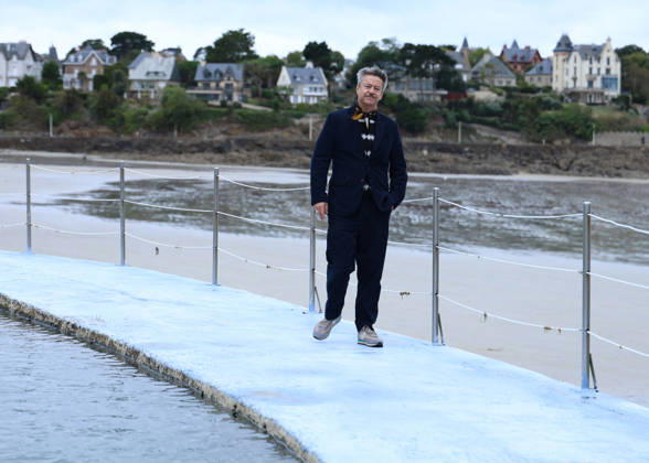 Thibault de Montalembert by the seawater pool on L Ecluse Beach during the 37th Dinard British and Irish Film Festival, France, on October 9, 2026. Denis Guignebourg, Bestimage. 37th Dinard British Irish Film Festival on October 9, 2026, in Dinard, France. Dinard, France Copyright: xDenisxGuignebourgx xBestimagexDenisxGuignebourgx xBestimagex