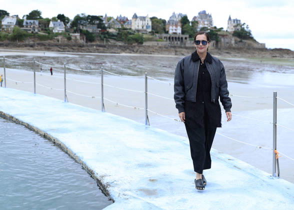 Amira Casar by the seawater pool on L Ecluse Beach during the 37th Dinard British and Irish Film Festival, France, on October 9, 2026. Denis Guignebourg, Bestimage. 37th Dinard British Irish Film Festival on October 9, 2026, in Dinard, France. Dinard, France  Copyright: xDenisxGuignebourgx xBestimagexDenisxGuignebourgx xBestimagex