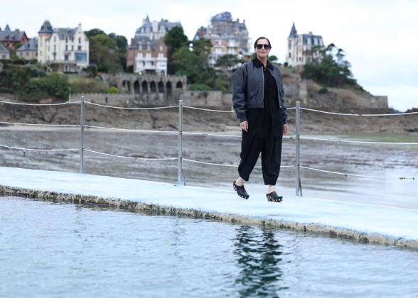 Amira Casar by the seawater pool on L Ecluse Beach during the 37th Dinard British and Irish Film Festival, France, on October 9, 2026. Denis Guignebourg, Bestimage. 37th Dinard British Irish Film Festival on October 9, 2026, in Dinard, France. Dinard, France  Copyright: xDenisxGuignebourgx xBestimagexDenisxGuignebourgx xBestimagex