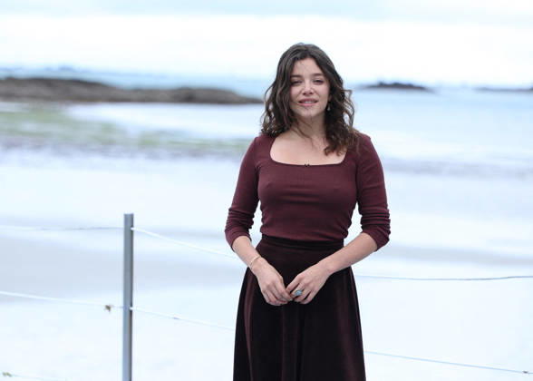 Zoe Adjani by the seawater pool on L Ecluse Beach during the 37th Dinard British and Irish Film Festival, France, on October 9, 2026. Denis Guignebourg, Bestimage. 37th Dinard British Irish Film Festival on October 9, 2026, in Dinard, France. Dinard, France Copyright: xDenisxGuignebourgx xBestimagexDenisxGuignebourgx xBestimagex
