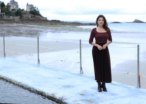 Zoe Adjani by the seawater pool on L Ecluse Beach during the 37th Dinard British and Irish Film Festival, France, on October 9, 2026. Denis Guignebourg, Bestimage. 37th Dinard British Irish Film Festival on October 9, 2026, in Dinard, France. Dinard, France Copyright: xDenisxGuignebourgx xBestimagexDenisxGuignebourgx xBestimagex