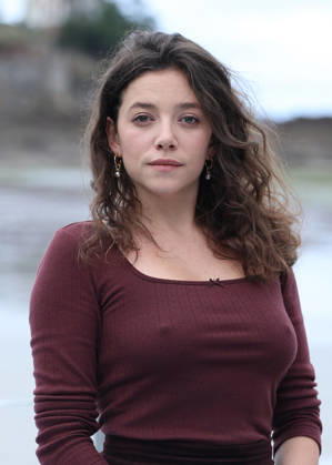 Zoe Adjani by the seawater pool on L Ecluse Beach during the 37th Dinard British and Irish Film Festival, France, on October 9, 2026. Denis Guignebourg, Bestimage. 37th Dinard British Irish Film Festival on October 9, 2026, in Dinard, France. Dinard, France Copyright: xDenisxGuignebourgx xBestimagexDenisxGuignebourgx xBestimagex