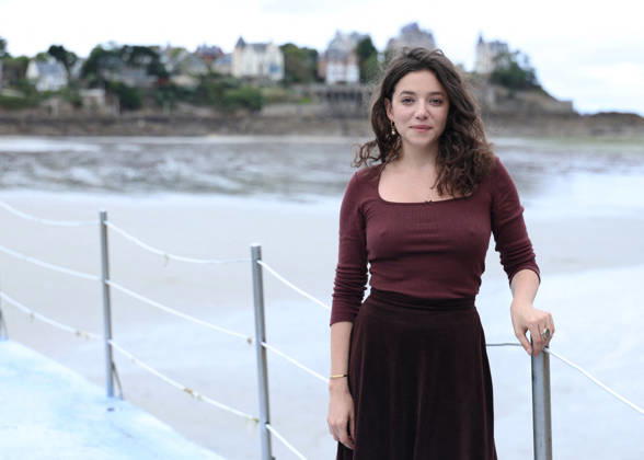 Zoe Adjani by the seawater pool on L Ecluse Beach during the 37th Dinard British and Irish Film Festival, France, on October 9, 2026. Denis Guignebourg, Bestimage. 37th Dinard British Irish Film Festival on October 9, 2026, in Dinard, France. Dinard, France Copyright: xDenisxGuignebourgx xBestimagexDenisxGuignebourgx xBestimagex