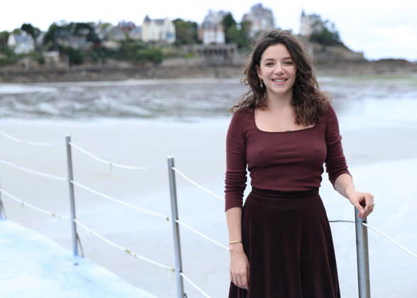 Zoe Adjani by the seawater pool on L Ecluse Beach during the 37th Dinard British and Irish Film Festival, France, on October 9, 2026. Denis Guignebourg, Bestimage. 37th Dinard British Irish Film Festival on October 9, 2026, in Dinard, France. Dinard, France Copyright: xDenisxGuignebourgx xBestimagexDenisxGuignebourgx xBestimagex