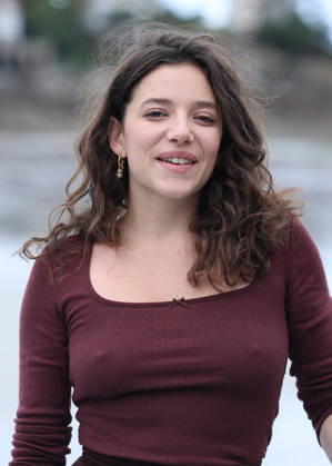 Zoe Adjani by the seawater pool on L Ecluse Beach during the 37th Dinard British and Irish Film Festival, France, on October 9, 2026. Denis Guignebourg, Bestimage. 37th Dinard British Irish Film Festival on October 9, 2026, in Dinard, France. Dinard, France Copyright: xDenisxGuignebourgx xBestimagexDenisxGuignebourgx xBestimagex