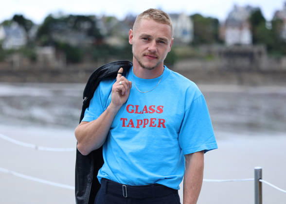 Ben Hardy by the seawater pool on L Écluse Beach during the 37th Dinard British and Irish Film Festival, France, on October 9, 2026. Denis Guignebourg, Bestimage. 37th Dinard British Irish Film Festival on October 9, 2026, in Dinard, France. Dinard, France Copyright: xDenisxGuignebourgx xBestimagexDenisxGuignebourgx xBestimagex