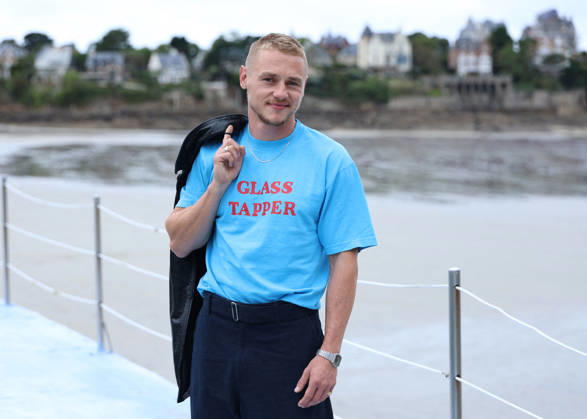 Ben Hardy by the seawater pool on L Écluse Beach during the 37th Dinard British and Irish Film Festival, France, on October 9, 2026. Denis Guignebourg, Bestimage. 37th Dinard British Irish Film Festival on October 9, 2026, in Dinard, France. Dinard, France Copyright: xDenisxGuignebourgx xBestimagexDenisxGuignebourgx xBestimagex