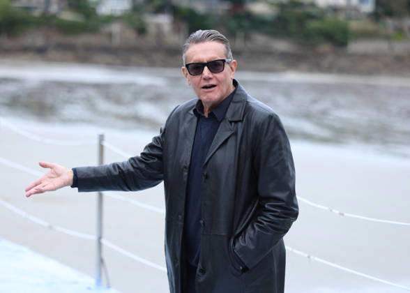 Stephen Wooley by the seawater pool on L Ecluse Beach during the 37th Dinard British and Irish Film Festival, France, on October 9, 2026. Denis Guignebourg, Bestimage. 37th Dinard British Irish Film Festival on October 9, 2026, in Dinard, France. Dinard, France Copyright: xDenisxGuignebourgx xBestimagexDenisxGuignebourgx xBestimagex