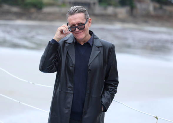 Stephen Wooley by the seawater pool on L Ecluse Beach during the 37th Dinard British and Irish Film Festival, France, on October 9, 2026. Denis Guignebourg, Bestimage. 37th Dinard British Irish Film Festival on October 9, 2026, in Dinard, France. Dinard, France Copyright: xDenisxGuignebourgx xBestimagexDenisxGuignebourgx xBestimagex