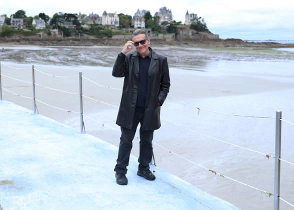 Stephen Wooley by the seawater pool on L Ecluse Beach during the 37th Dinard British and Irish Film Festival, France, on October 9, 2026. Denis Guignebourg, Bestimage. 37th Dinard British Irish Film Festival on October 9, 2026, in Dinard, France. Dinard, France Copyright: xDenisxGuignebourgx xBestimagexDenisxGuignebourgx xBestimagex
