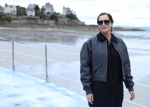Amira Casar by the seawater pool on L Ecluse Beach during the 37th Dinard British and Irish Film Festival, France, on October 9, 2026. Denis Guignebourg, Bestimage. 37th Dinard British Irish Film Festival on October 9, 2026, in Dinard, France. Dinard, France  Copyright: xDenisxGuignebourgx xBestimagexDenisxGuignebourgx xBestimagex