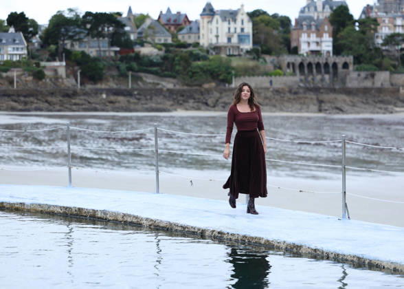 Zoe Adjani by the seawater pool on L Ecluse Beach during the 37th Dinard British and Irish Film Festival, France, on October 9, 2026. Denis Guignebourg, Bestimage. 37th Dinard British Irish Film Festival on October 9, 2026, in Dinard, France. Dinard, France Copyright: xDenisxGuignebourgx xBestimagexDenisxGuignebourgx xBestimagex