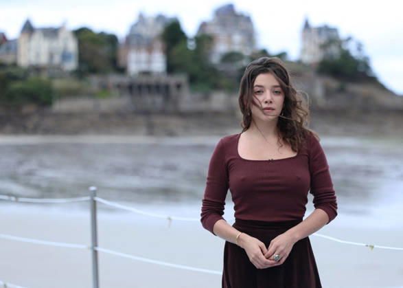 Entertainment Bilder des Tages Zoe Adjani by the seawater pool on L Ecluse Beach during the 37th Dinard British and Irish Film Festival, France, on October 9, 2026. Denis Guignebourg, Bestimage. 37th Dinard British Irish Film Festival on October 9, 2026, in Dinard, France. Dinard, France Copyright: xDenisxGuignebourgx xBestimagexDenisxGuignebourgx xBestimagex