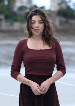 Zoe Adjani by the seawater pool on L Ecluse Beach during the 37th Dinard British and Irish Film Festival, France, on October 9, 2026. Denis Guignebourg, Bestimage. 37th Dinard British Irish Film Festival on October 9, 2026, in Dinard, France. Dinard, France Copyright: xDenisxGuignebourgx xBestimagexDenisxGuignebourgx xBestimagex