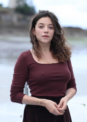 Zoe Adjani by the seawater pool on L Ecluse Beach during the 37th Dinard British and Irish Film Festival, France, on October 9, 2026. Denis Guignebourg, Bestimage. 37th Dinard British Irish Film Festival on October 9, 2026, in Dinard, France. Dinard, France Copyright: xDenisxGuignebourgx xBestimagexDenisxGuignebourgx xBestimagex