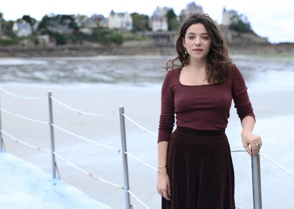 Zoe Adjani by the seawater pool on L Ecluse Beach during the 37th Dinard British and Irish Film Festival, France, on October 9, 2026. Denis Guignebourg, Bestimage. 37th Dinard British Irish Film Festival on October 9, 2026, in Dinard, France. Dinard, France Copyright: xDenisxGuignebourgx xBestimagexDenisxGuignebourgx xBestimagex