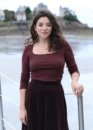 Zoe Adjani by the seawater pool on L Ecluse Beach during the 37th Dinard British and Irish Film Festival, France, on October 9, 2026. Denis Guignebourg, Bestimage. 37th Dinard British Irish Film Festival on October 9, 2026, in Dinard, France. Dinard, France Copyright: xDenisxGuignebourgx xBestimagexDenisxGuignebourgx xBestimagex