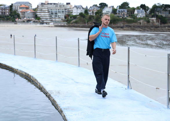 Ben Hardy by the seawater pool on L Écluse Beach during the 37th Dinard British and Irish Film Festival, France, on October 9, 2026. Denis Guignebourg, Bestimage. 37th Dinard British Irish Film Festival on October 9, 2026, in Dinard, France. Dinard, France Copyright: xDenisxGuignebourgx xBestimagexDenisxGuignebourgx xBestimagex