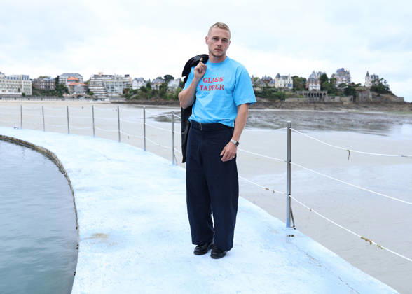 Ben Hardy by the seawater pool on L Écluse Beach during the 37th Dinard British and Irish Film Festival, France, on October 9, 2026. Denis Guignebourg, Bestimage. 37th Dinard British Irish Film Festival on October 9, 2026, in Dinard, France. Dinard, France Copyright: xDenisxGuignebourgx xBestimagexDenisxGuignebourgx xBestimagex