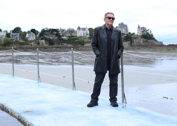 Stephen Wooley by the seawater pool on L Ecluse Beach during the 37th Dinard British and Irish Film Festival, France, on October 9, 2026. Denis Guignebourg, Bestimage. 37th Dinard British Irish Film Festival on October 9, 2026, in Dinard, France. Dinard, France Copyright: xDenisxGuignebourgx xBestimagexDenisxGuignebourgx xBestimagex