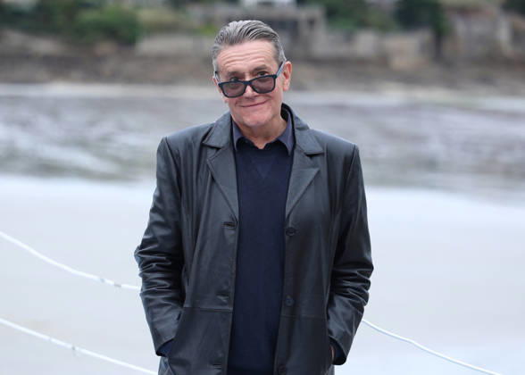 Stephen Wooley by the seawater pool on L Ecluse Beach during the 37th Dinard British and Irish Film Festival, France, on October 9, 2026. Denis Guignebourg, Bestimage. 37th Dinard British Irish Film Festival on October 9, 2026, in Dinard, France. Dinard, France Copyright: xDenisxGuignebourgx xBestimagexDenisxGuignebourgx xBestimagex