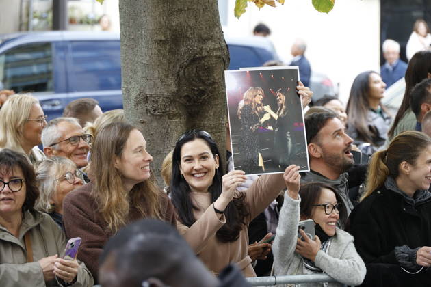 Céline Dion greets her fans as she leaves the Royal Monceau hotel in Paris, before heading to La Plenitude Arena in Paris La Défense to continue her concert series on October 9, 2026. The night before, the Quebec star stumbled on stage and then forgot some of the lyrics to her song, Pour que tu m’aimes encore during the finale of her show. Christophe Aubert Bestimage Celine Dion greets fans as she leaves the Royal Monceau Hotel in Paris, before heading to the Paris La Défense Arena to continue her concert series on October 9, 2026. The previous evening, the Quebec star stumbled on stage and forgot some of the lyrics to her song Pour que tu m’aimes encore during the show’s finale. Paris, France Copyright: xChristophexAubertx xBestimagexChristophexAubertx xBestimagex