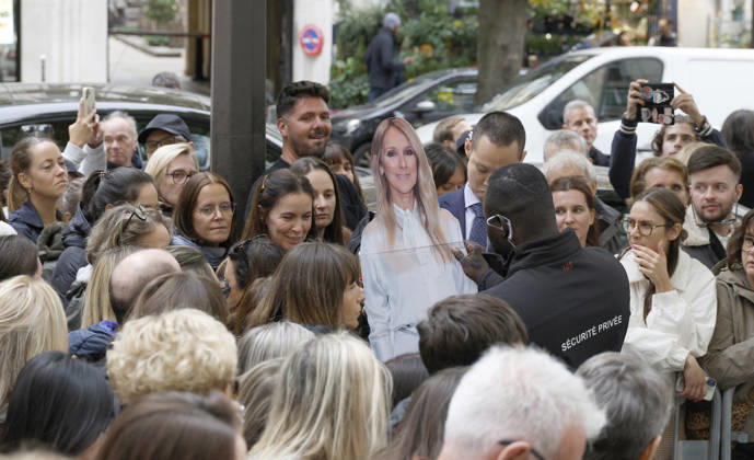 Céline Dion greets her fans as she leaves the Royal Monceau hotel in Paris, before heading to La Plenitude Arena in Paris La Défense to continue her concert series on October 9, 2026. The night before, the Quebec star stumbled on stage and then forgot some of the lyrics to her song, Pour que tu m’aimes encore during the finale of her show. Christophe Aubert Bestimage Celine Dion greets fans as she leaves the Royal Monceau Hotel in Paris, before heading to the Paris La Défense Arena to continue her concert series on October 9, 2026. The previous evening, the Quebec star stumbled on stage and forgot some of the lyrics to her song Pour que tu m’aimes encore during the show’s finale. Paris, France Copyright: xChristophexAubertx xBestimagexChristophexAubertx xBestimagex