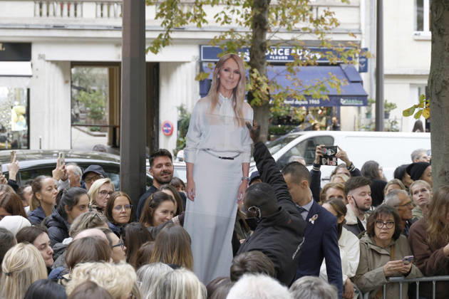 Céline Dion greets her fans as she leaves the Royal Monceau hotel in Paris, before heading to La Plenitude Arena in Paris La Défense to continue her concert series on October 9, 2026. The night before, the Quebec star stumbled on stage and then forgot some of the lyrics to her song, Pour que tu m’aimes encore during the finale of her show. Christophe Aubert Bestimage Celine Dion greets fans as she leaves the Royal Monceau Hotel in Paris, before heading to the Paris La Défense Arena to continue her concert series on October 9, 2026. The previous evening, the Quebec star stumbled on stage and forgot some of the lyrics to her song Pour que tu m’aimes encore during the show’s finale. Paris, France Copyright: xChristophexAubertx xBestimagexChristophexAubertx xBestimagex