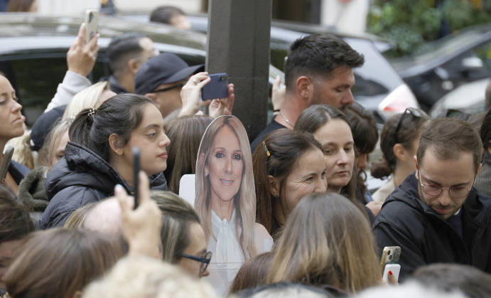Céline Dion greets her fans as she leaves the Royal Monceau hotel in Paris, before heading to La Plenitude Arena in Paris La Défense to continue her concert series on October 9, 2026. The night before, the Quebec star stumbled on stage and then forgot some of the lyrics to her song, Pour que tu m’aimes encore during the finale of her show. Christophe Aubert Bestimage Celine Dion greets fans as she leaves the Royal Monceau Hotel in Paris, before heading to the Paris La Défense Arena to continue her concert series on October 9, 2026. The previous evening, the Quebec star stumbled on stage and forgot some of the lyrics to her song Pour que tu m’aimes encore during the show’s finale. Paris, France Copyright: xChristophexAubertx xBestimagexChristophexAubertx xBestimagex