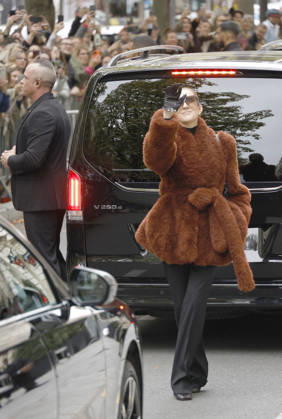 Céline Dion greets her fans as she leaves the Royal Monceau hotel in Paris, before heading to La Plenitude Arena in Paris La Défense to continue her concert series on October 9, 2026. The night before, the Quebec star stumbled on stage and then forgot some of the lyrics to her song, Pour que tu m’aimes encore during the finale of her show. Christophe Aubert Bestimage Celine Dion greets fans as she leaves the Royal Monceau Hotel in Paris, before heading to the Paris La Défense Arena to continue her concert series on October 9, 2026. The previous evening, the Quebec star stumbled on stage and forgot some of the lyrics to her song Pour que tu m’aimes encore during the show’s finale. Paris, France Copyright: xChristophexAubertx xBestimagexChristophexAubertx xBestimagex