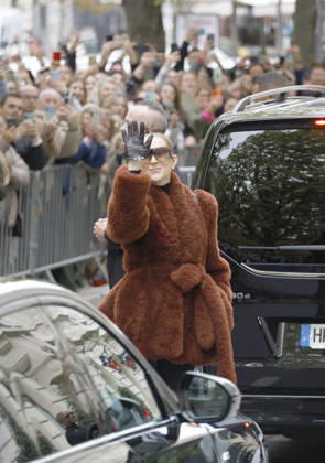Céline Dion greets her fans as she leaves the Royal Monceau hotel in Paris, before heading to La Plenitude Arena in Paris La Défense to continue her concert series on October 9, 2026. The night before, the Quebec star stumbled on stage and then forgot some of the lyrics to her song, Pour que tu m’aimes encore during the finale of her show. Christophe Aubert Bestimage Celine Dion greets fans as she leaves the Royal Monceau Hotel in Paris, before heading to the Paris La Défense Arena to continue her concert series on October 9, 2026. The previous evening, the Quebec star stumbled on stage and forgot some of the lyrics to her song Pour que tu m’aimes encore during the show’s finale. Paris, France Copyright: xChristophexAubertx xBestimagexChristophexAubertx xBestimagex
