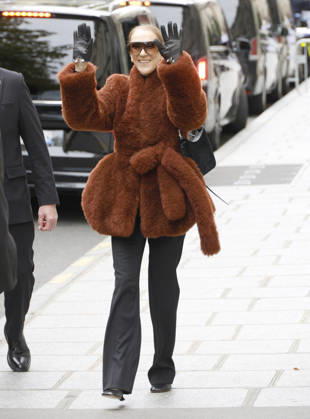 Céline Dion greets her fans as she leaves the Royal Monceau hotel in Paris, before heading to La Plenitude Arena in Paris La Défense to continue her concert series on October 9, 2026. The night before, the Quebec star stumbled on stage and then forgot some of the lyrics to her song, Pour que tu m’aimes encore during the finale of her show. Christophe Aubert Bestimage Celine Dion greets fans as she leaves the Royal Monceau Hotel in Paris, before heading to the Paris La Défense Arena to continue her concert series on October 9, 2026. The previous evening, the Quebec star stumbled on stage and forgot some of the lyrics to her song Pour que tu m’aimes encore during the show’s finale. Paris, France Copyright: xChristophexAubertx xBestimagexChristophexAubertx xBestimagex