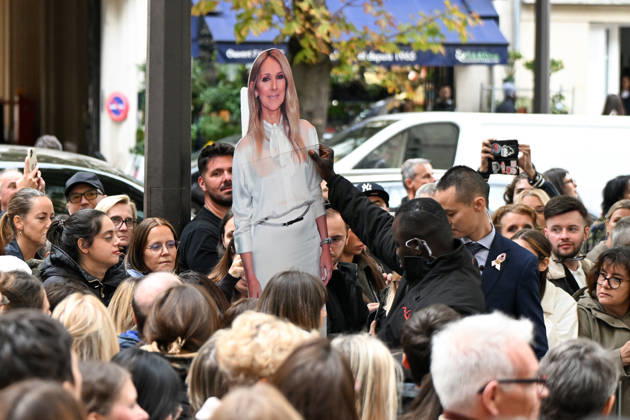 CELEBRITES : Celine Dion in Paris - 09 10 2026 Celine Dion spend time with fans before going to the venue, hotel Royal Monceau in Paris, France - CÃ line Dion a passÃ un moment avec ses fans avant de se rendre sur les lieux, Ã l hÃ tel Royal Monceau Ã Paris, en France PARISFrance  Copyright: xLIONELxURMANx