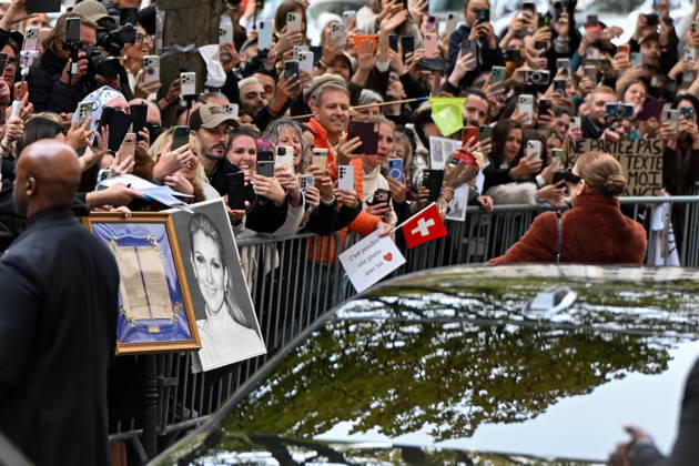 CELEBRITES : Celine Dion in Paris - 09 10 2026 Celine Dion spend time with fans before going to the venue, hotel Royal Monceau in Paris, France - CÃ line Dion a passÃ un moment avec ses fans avant de se rendre sur les lieux, Ã l hÃ tel Royal Monceau Ã Paris, en France PARISFrance  Copyright: xLIONELxURMANx