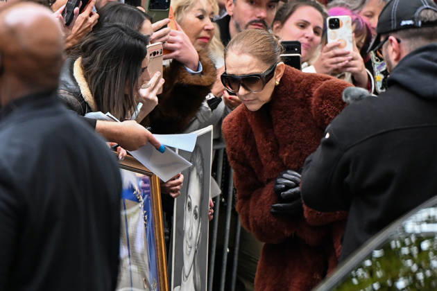 CELEBRITES : Celine Dion in Paris - 09 10 2026 Celine Dion spend time with fans before going to the venue, hotel Royal Monceau in Paris, France - CÃ line Dion a passÃ un moment avec ses fans avant de se rendre sur les lieux, Ã l hÃ tel Royal Monceau Ã Paris, en France PARISFrance  Copyright: xLIONELxURMANx