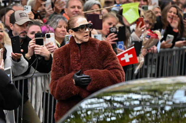 CELEBRITES : Celine Dion in Paris - 09 10 2026 Celine Dion spend time with fans before going to the venue, hotel Royal Monceau in Paris, France - CÃ line Dion a passÃ un moment avec ses fans avant de se rendre sur les lieux, Ã l hÃ tel Royal Monceau Ã Paris, en France PARISFrance  Copyright: xLIONELxURMANx