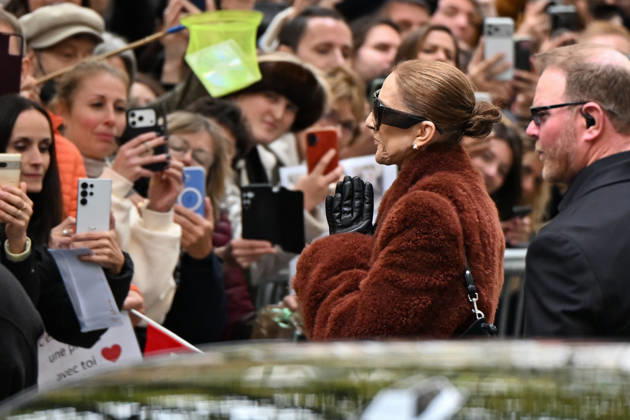 CELEBRITES : Celine Dion in Paris - 09 10 2026 Celine Dion spend time with fans before going to the venue, hotel Royal Monceau in Paris, France - CÃ line Dion a passÃ un moment avec ses fans avant de se rendre sur les lieux, Ã l hÃ tel Royal Monceau Ã Paris, en France PARISFrance  Copyright: xLIONELxURMANx