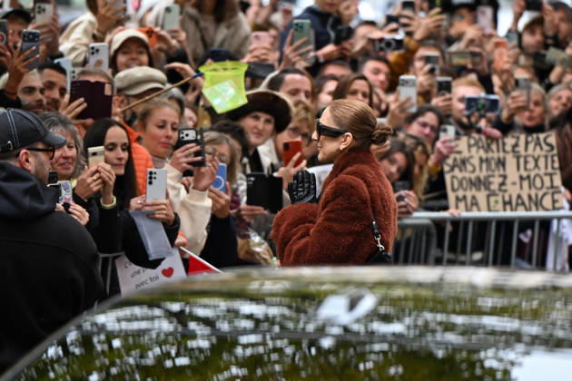 CELEBRITES : Celine Dion in Paris - 09 10 2026 Celine Dion spend time with fans before going to the venue, hotel Royal Monceau in Paris, France - CÃ line Dion a passÃ un moment avec ses fans avant de se rendre sur les lieux, Ã l hÃ tel Royal Monceau Ã Paris, en France PARISFrance  Copyright: xLIONELxURMANx