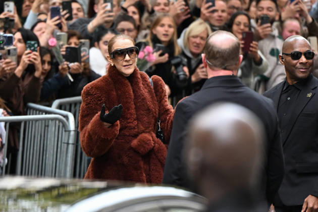 CELEBRITES : Celine Dion in Paris - 09 10 2026 Celine Dion spend time with fans before going to the venue, hotel Royal Monceau in Paris, France - CÃ line Dion a passÃ un moment avec ses fans avant de se rendre sur les lieux, Ã l hÃ tel Royal Monceau Ã Paris, en France PARISFrance  Copyright: xLIONELxURMANx
