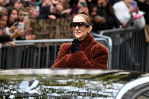 CELEBRITES : Celine Dion in Paris - 09 10 2026 Celine Dion spend time with fans before going to the venue, hotel Royal Monceau in Paris, France - CÃ line Dion a passÃ un moment avec ses fans avant de se rendre sur les lieux, Ã l hÃ tel Royal Monceau Ã Paris, en France PARISFrance  Copyright: xLIONELxURMANx