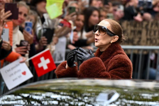 CELEBRITES : Celine Dion in Paris - 09 10 2026 Celine Dion spend time with fans before going to the venue, hotel Royal Monceau in Paris, France - CÃ line Dion a passÃ un moment avec ses fans avant de se rendre sur les lieux, Ã l hÃ tel Royal Monceau Ã Paris, en France PARISFrance  Copyright: xLIONELxURMANx