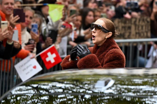 CELEBRITES : Celine Dion in Paris - 09 10 2026 Celine Dion spend time with fans before going to the venue, hotel Royal Monceau in Paris, France - CÃ line Dion a passÃ un moment avec ses fans avant de se rendre sur les lieux, Ã l hÃ tel Royal Monceau Ã Paris, en France PARISFrance  Copyright: xLIONELxURMANx
